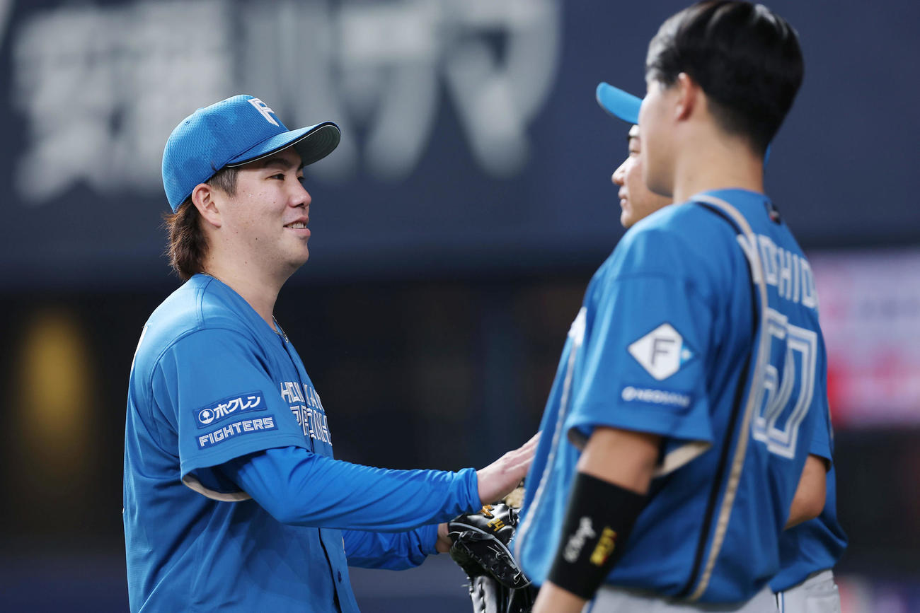 オリックス対日本ハム　6回裏を投げ終え、出迎えを受け笑顔を見せる日本ハム金村（左）（撮影・前田充）