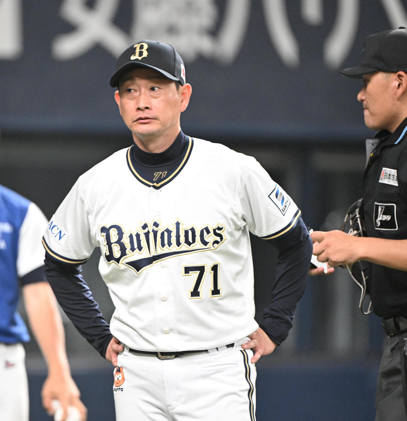 オリックス対日本ハム　7回を終え選手の交代を告げるオリックス岸田監督（撮影・和賀正仁）
