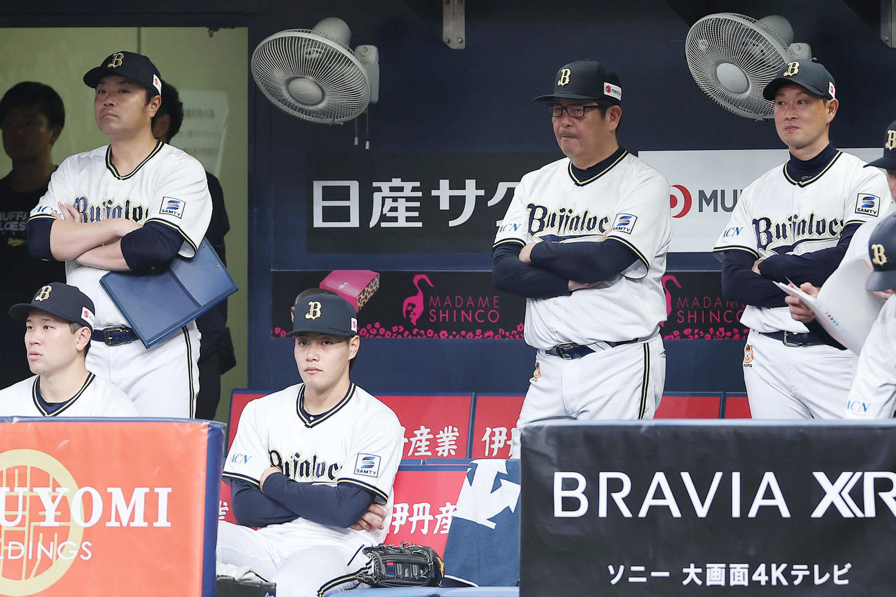 オリックス対日本ハム　7回表日本ハム2死満塁、川瀬が吉田に先制適時打を浴び、ベンチで厳しい表情を見せる岸田監督（右端）ら（撮影・前田充）