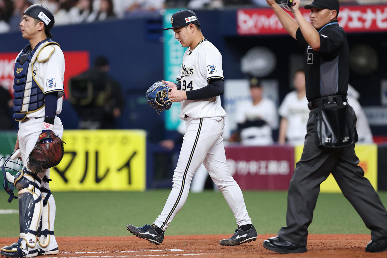 オリックス対日本ハム　7回表日本ハム2死満塁、吉田に先制適時打を浴びた川瀬（中央）（撮影・前田充）