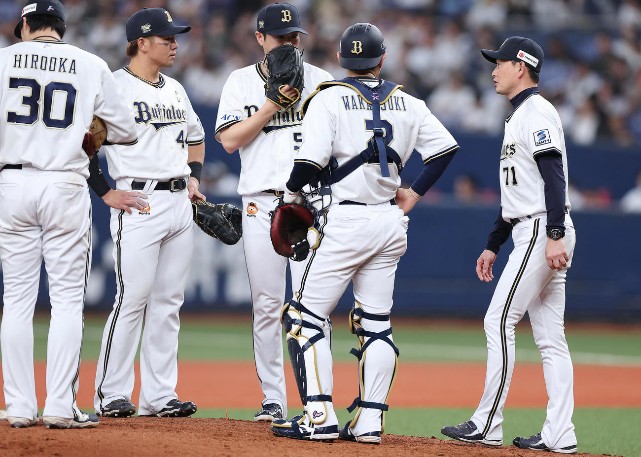 オリックス対日本ハム　7回表日本ハム2死三塁、山田（中央）に交代を告げた岸田監督（右端）（撮影・前田充）