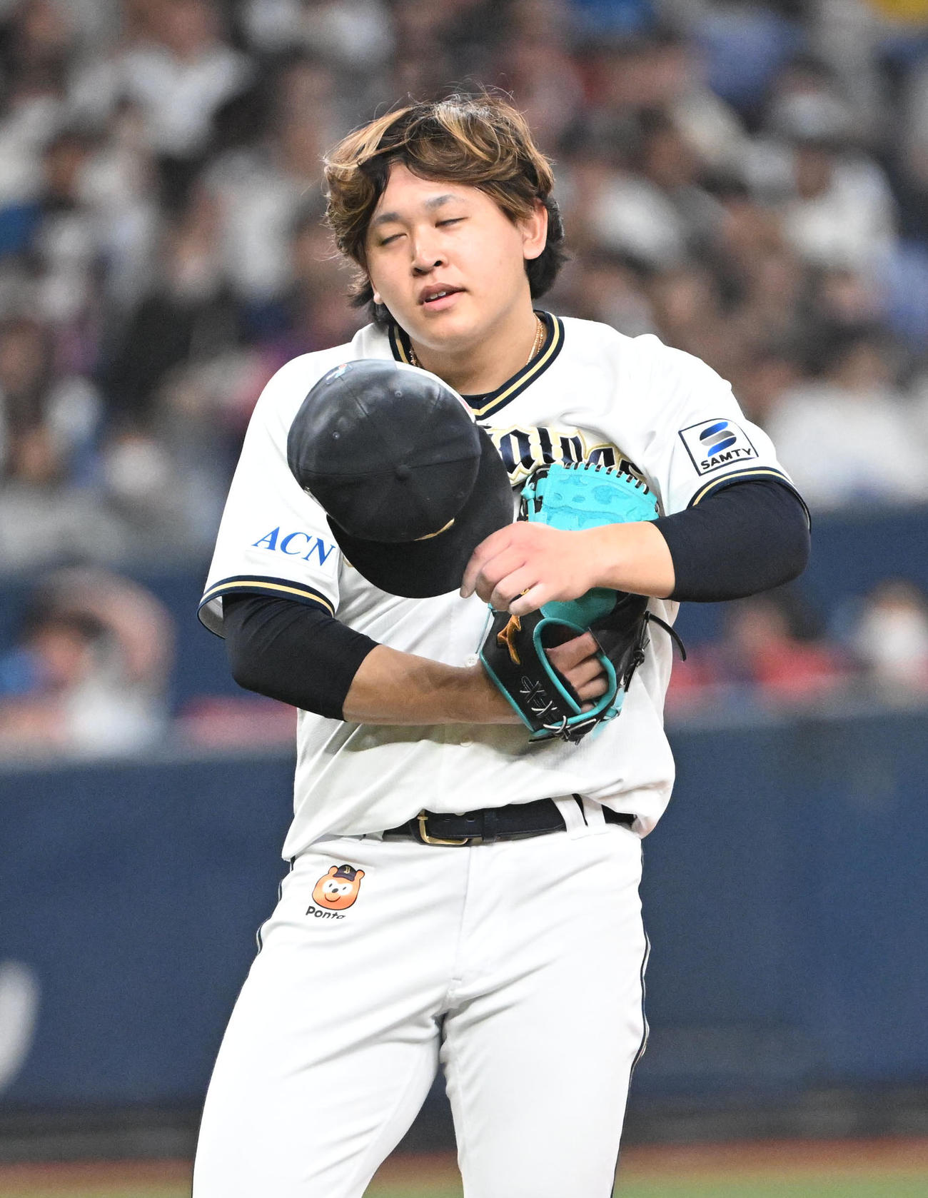 オリックス対日本ハム　2回表日本ハム2死、伏見に死球を出し帽子を取って頭を下げた宮城（撮影・和賀正仁）