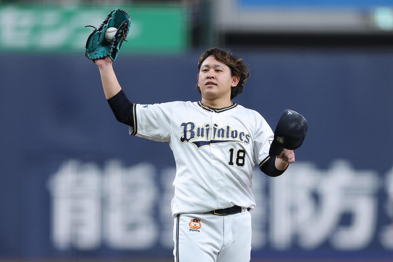 オリックス対日本ハム　2回表日本ハム2死、伏見に死球を当ててしまい、帽子を取って謝る宮城（撮影・前田充）
