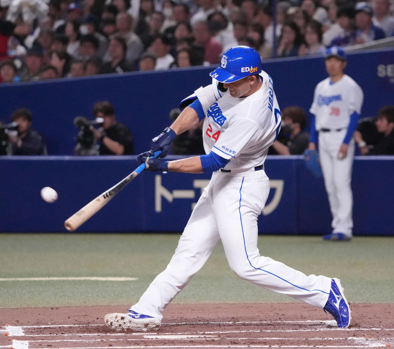 中日対DeNA 2回裏中日2死、右越え本塁打を放つボスラー（撮影・森本幸一）