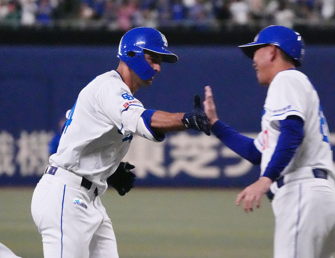 中日対DeNA 2回裏中日2死、右越え本塁打を放ちダイヤモンドをまわるボスラー（撮影・森本幸一）