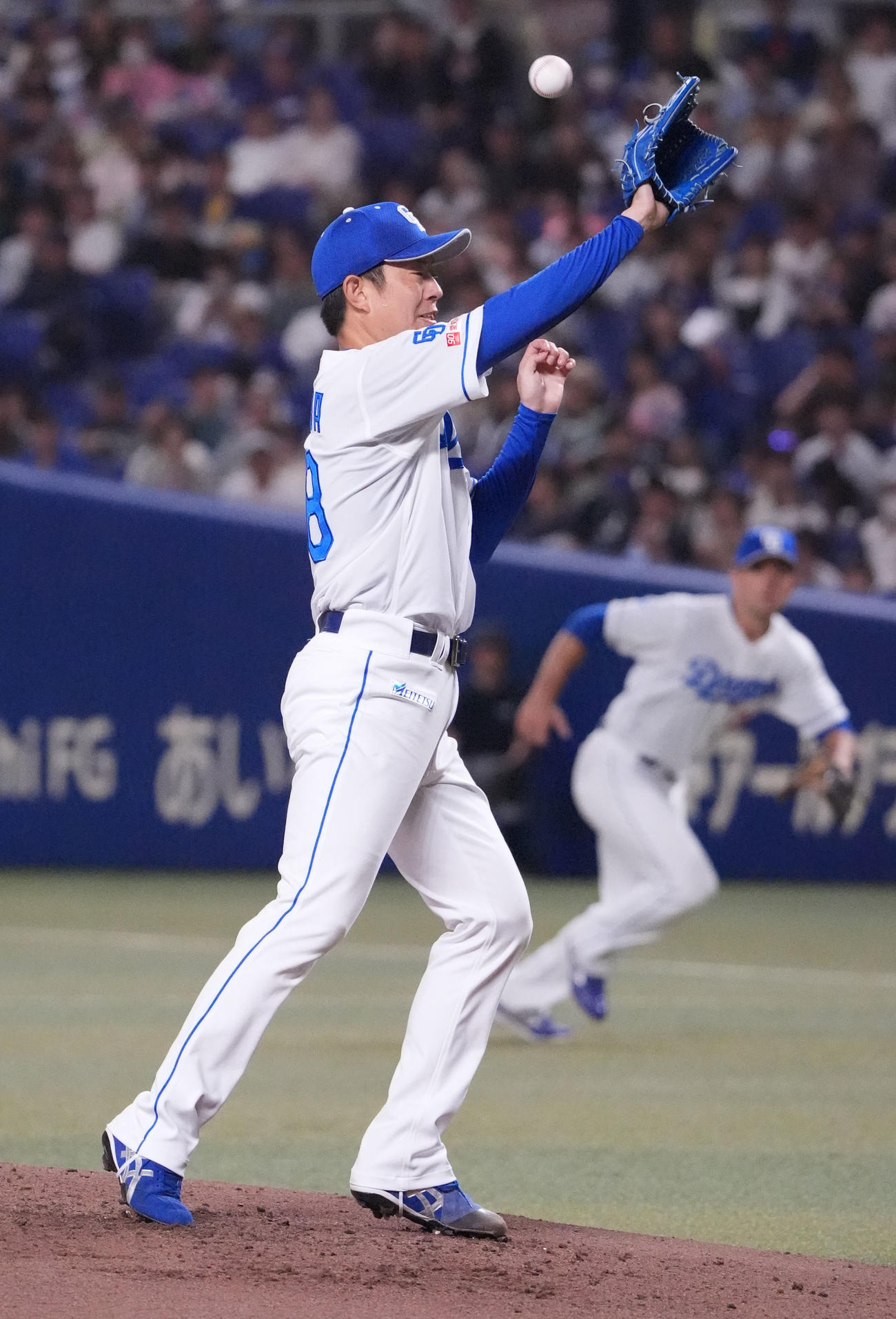 中日対DeNA 3回表DeNA2死、平良の打球をグラブに当てる松葉（撮影・森本幸一）