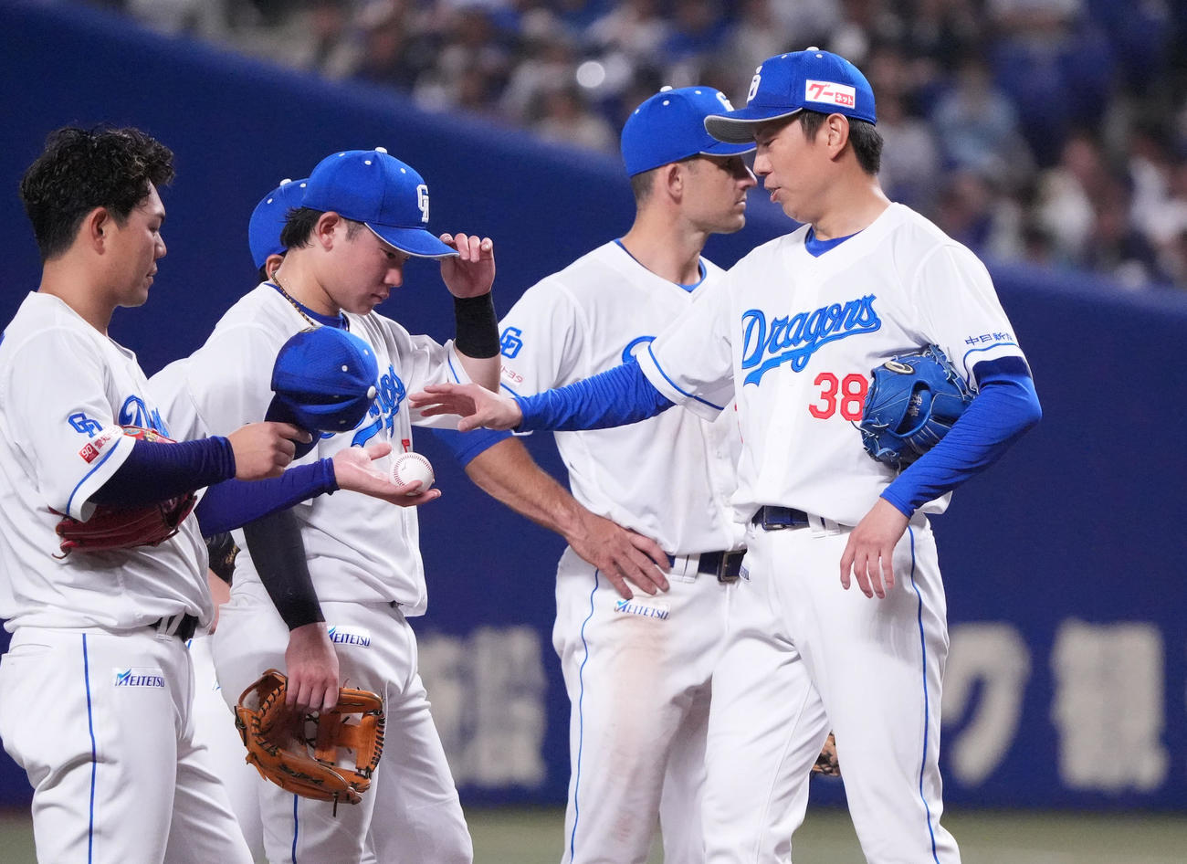 中日対DeNA 7回表DeNA1死一塁、松葉（右）は高橋周にボールを渡しマウンドを降りる（撮影・森本幸一）