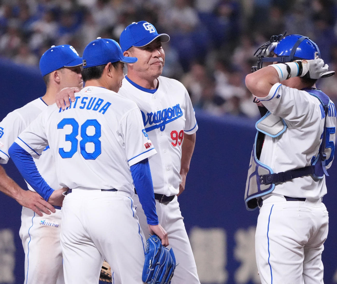 中日対DeNA 7回表DeNA1死一塁、井上監督（右から2人目）は松葉に言葉をかける（撮影・森本幸一）