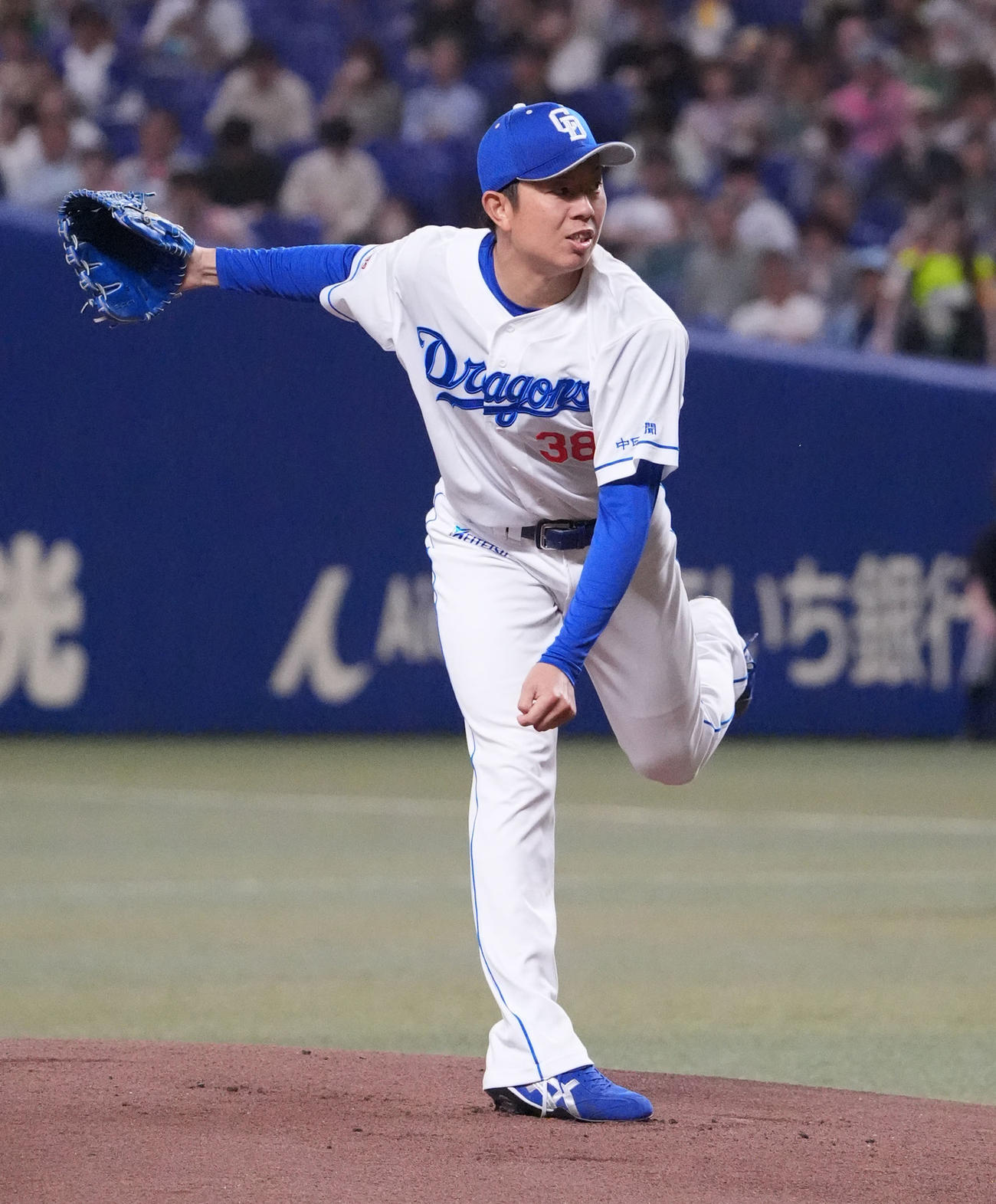 中日対DeNA 1回表、登板する中日先発の松葉（撮影・森本幸一）