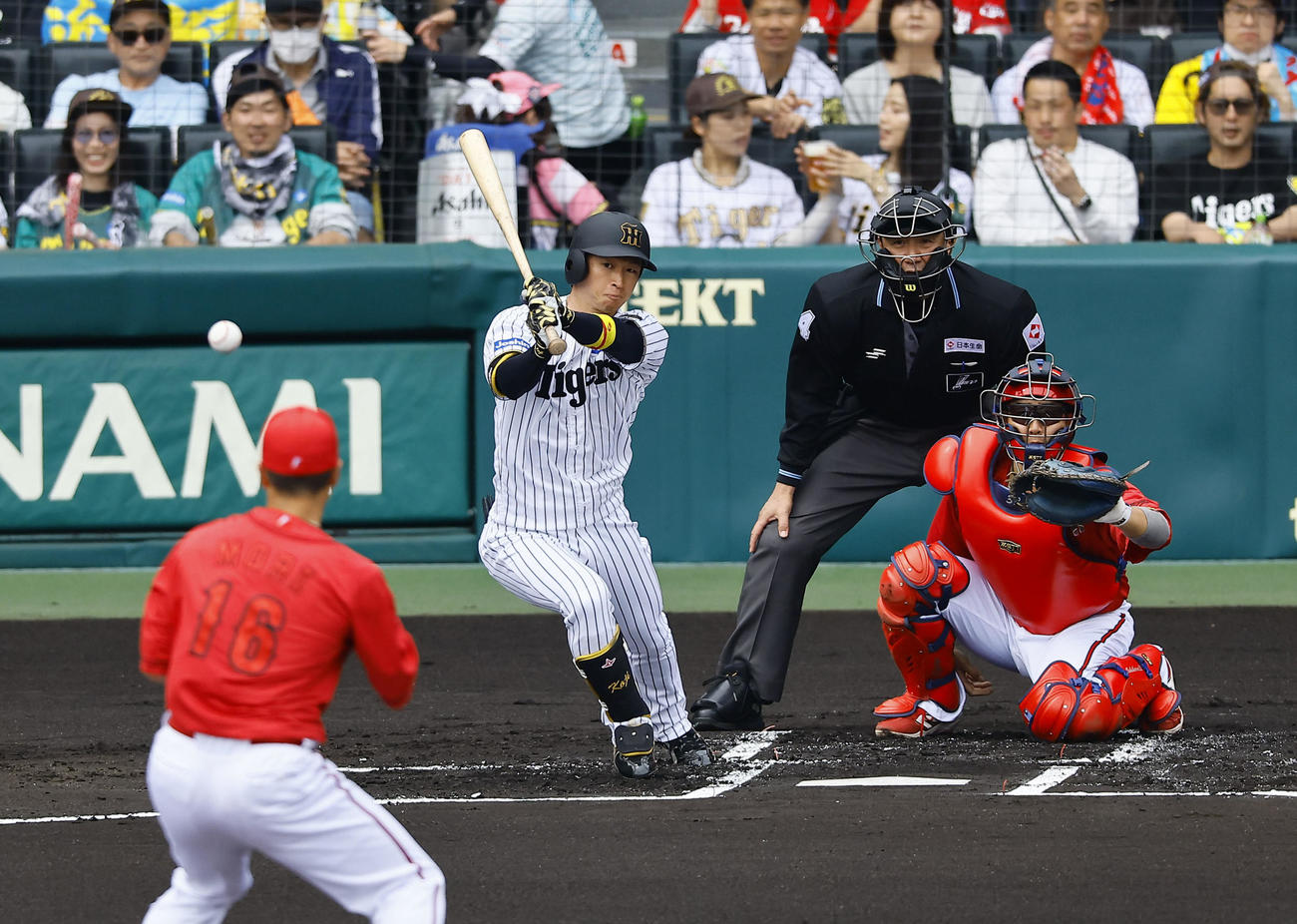 阪神対広島　1回裏阪神無無死、近本は二塁内野安打を放つ。投手森（撮影・藤尾明華）