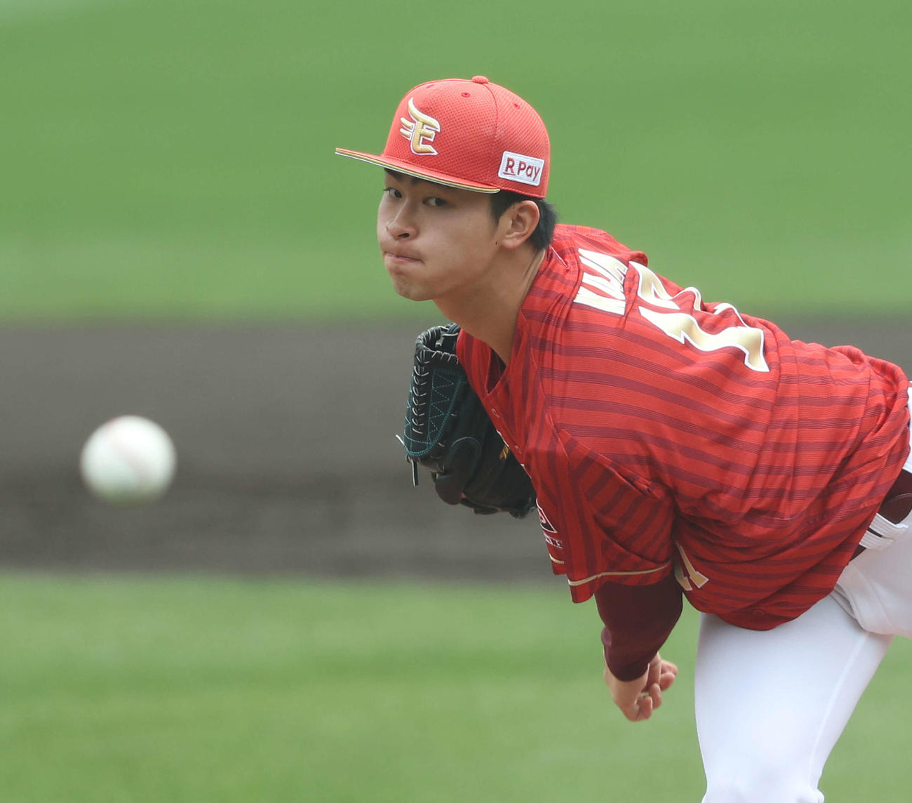 楽天対ロッテ　3回表、力投する古謝（撮影・河田真司）