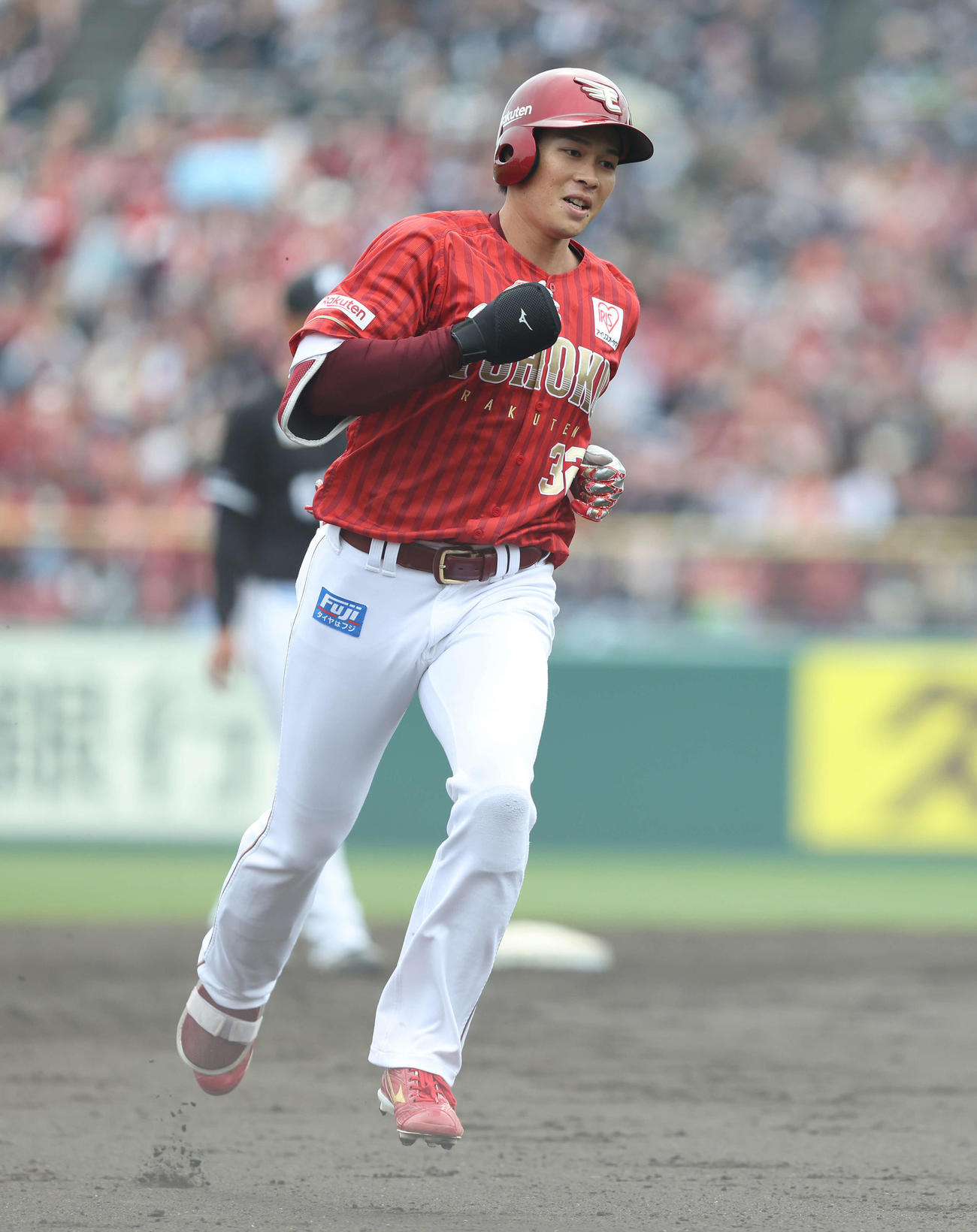 楽天対ロッテ　2回裏楽天2死一、三塁、右越え先制3点本塁打を放ち、ダイヤモンドを回る中島（撮影・河田真司）