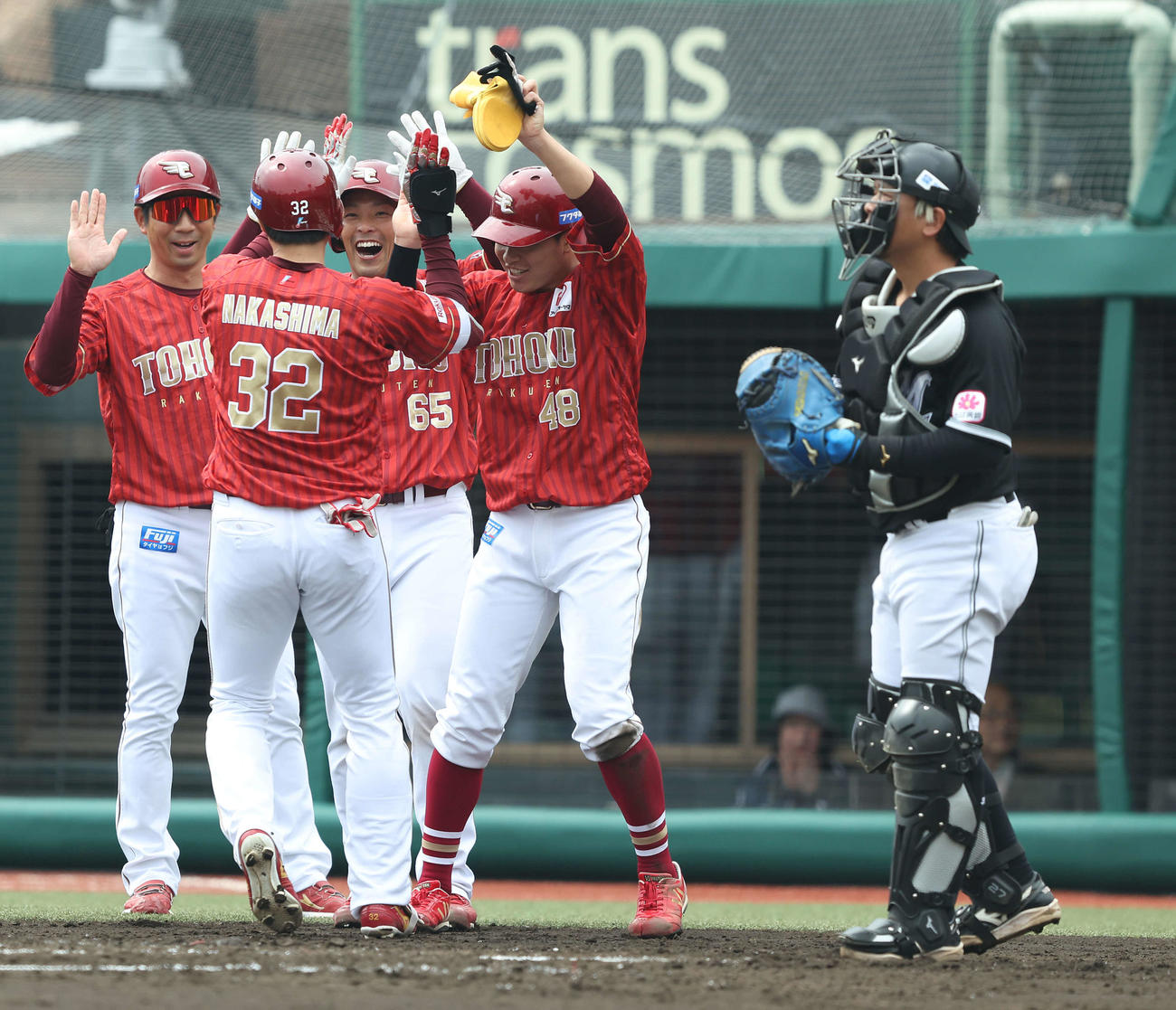 楽天対ロッテ　2回裏楽天2死一、三塁、右越え先制3点本塁打で生還する中島（左から2人目）（撮影・河田真司）