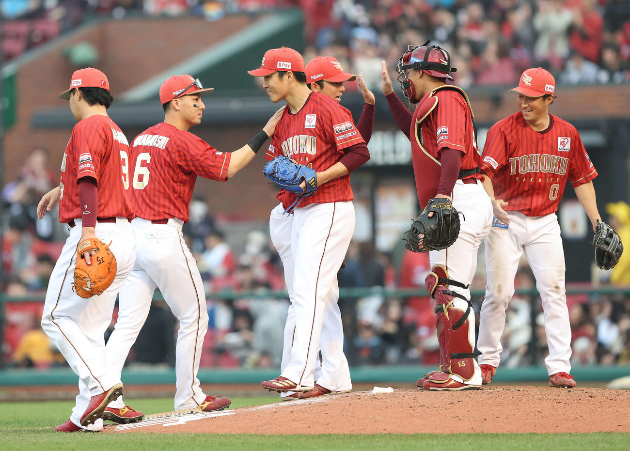 楽天対ロッテ　ロッテに勝利し、マウンドに集まる楽天ナイン（撮影・河田真司）