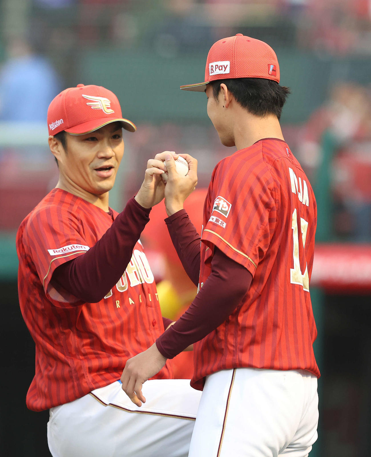楽天対ロッテ　ロッテに勝利し、則本（左）から勝利球を受け取る古謝（撮影・河田真司）