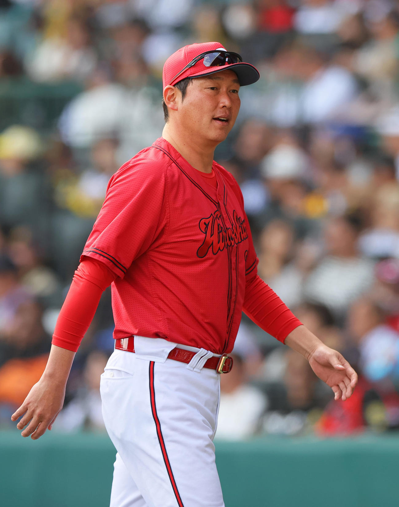阪神対広島　7回表の攻撃を終え、広島新井監督は選手交代を告げベンチへ引き上げる（撮影・上山淳一）