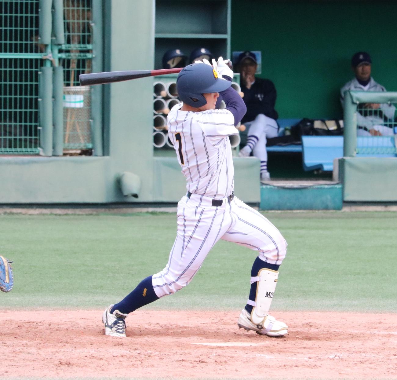 大産大対天理大　大産大の小出望那捕手が三ゴロで適時失策を誘う（撮影・林亮佑）