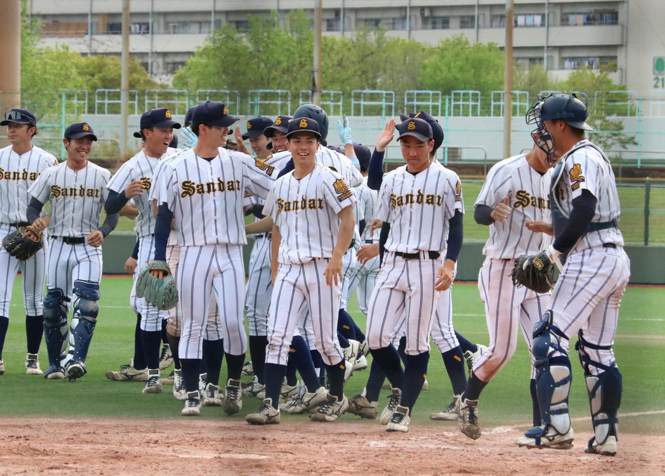 大産大対天理大　大産大は勝利し、小出望那捕手（右端）らがハイタッチする（撮影・林亮佑）