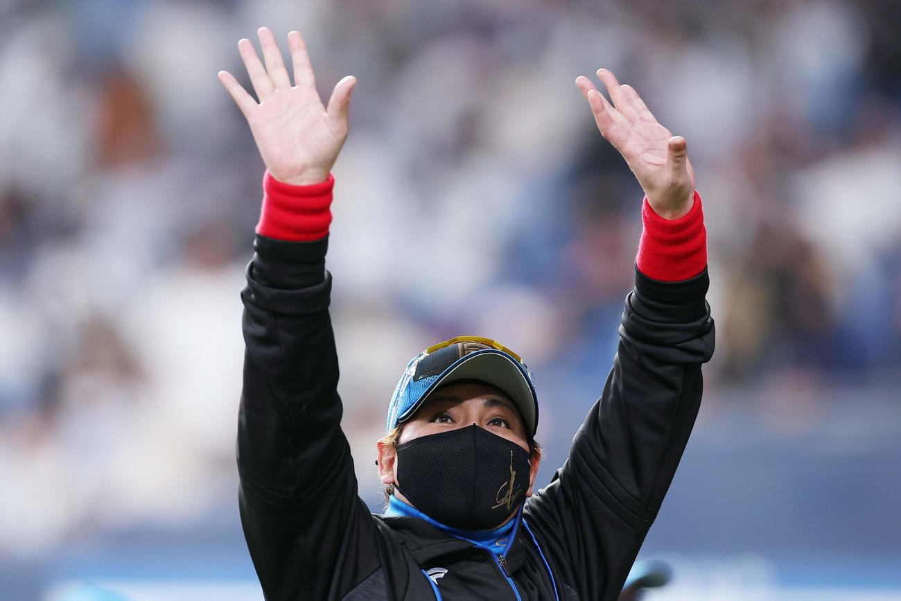 オリックス対日本ハム　オリックスに勝利し、ファンの声援に応える日本ハム新庄監督（撮影・前田充）