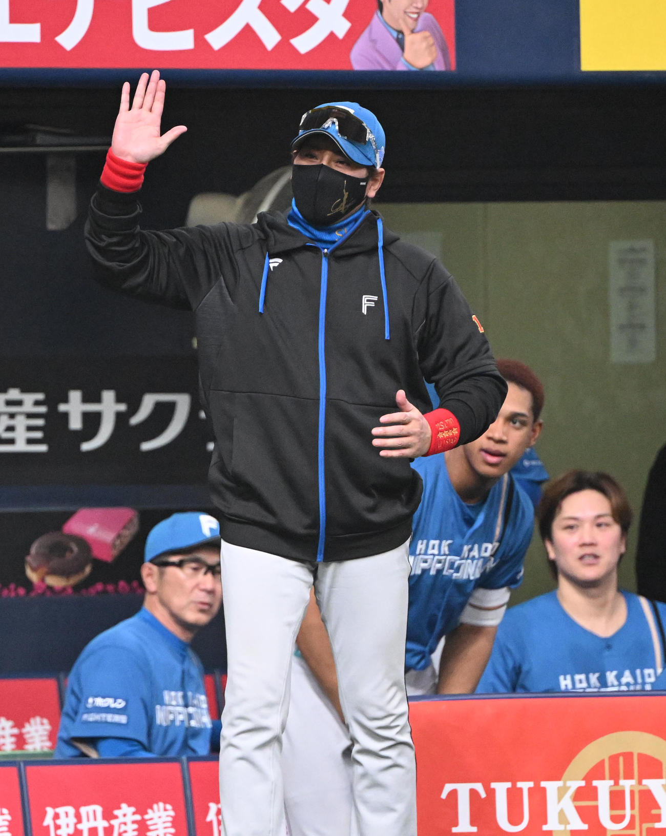 オリックス対日本ハム　9回表日本ハム2死、交代した選手を笑顔で迎える日本ハム新庄監督（撮影・和賀正仁）