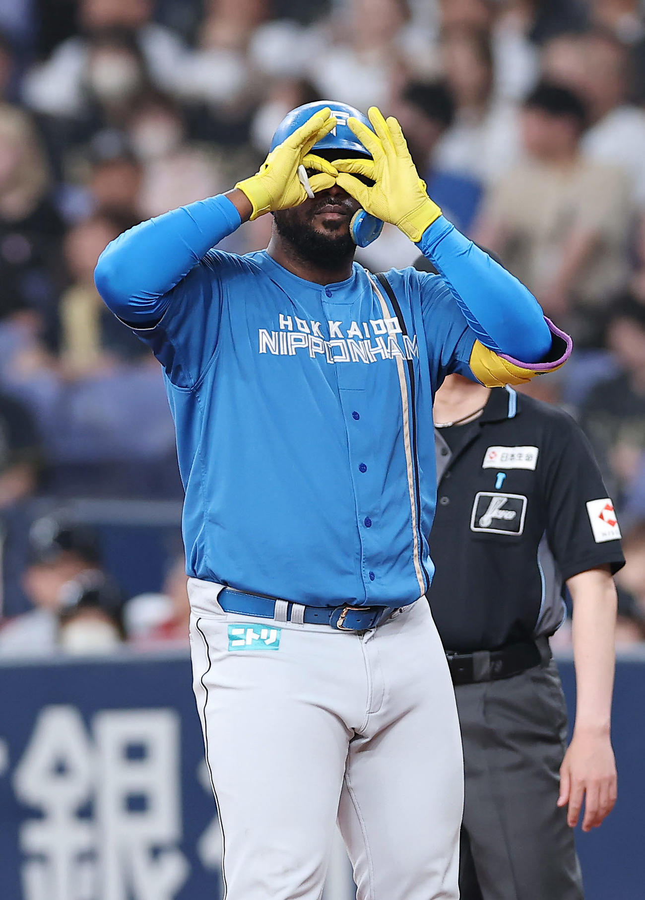 オリックス対日本ハム　9回表日本ハム2死三塁、中前適時打を放ちポーズをとるレイエス（撮影・前田充）