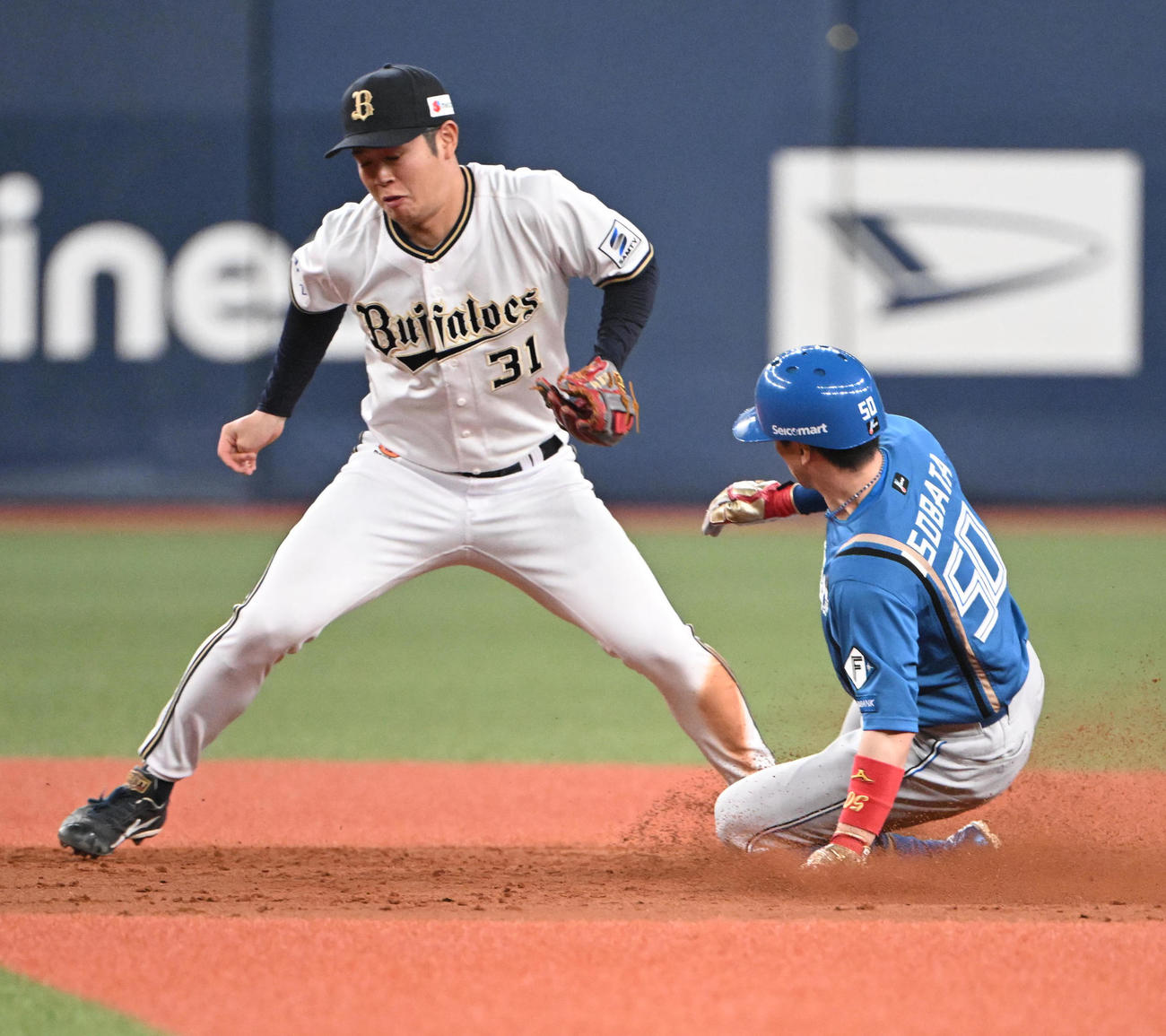 オリックス対日本ハム　9回表日本ハム2死一塁、二盗に成功する五十幡（撮影・和賀正仁）