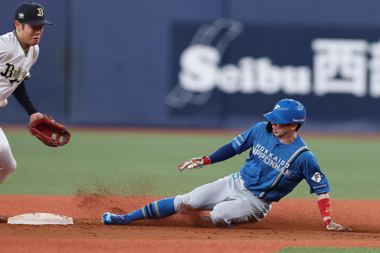 オリックス対日本ハム　9回表日本ハム2死一塁、二盗を決める五十幡。二塁手太田（撮影・前田充）