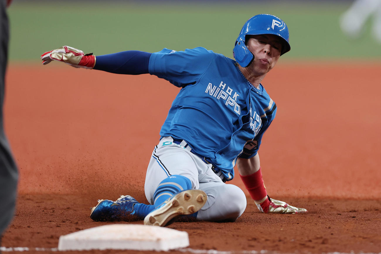 オリックス対日本ハム　9回表日本ハム2死一塁、二盗を決め、相手守備がもたつく間に三進する五十幡（撮影・前田充）