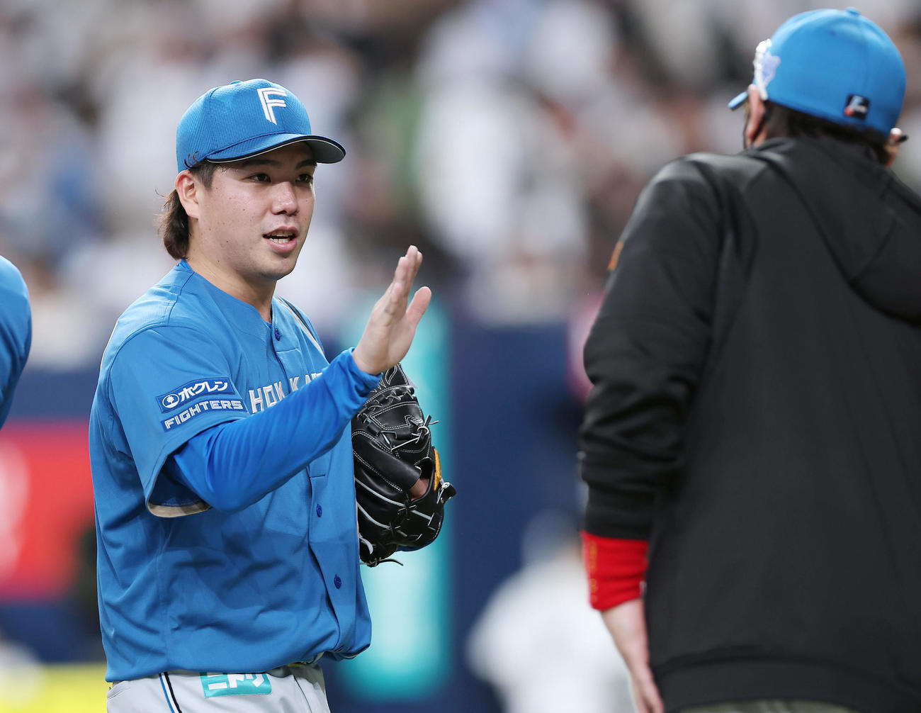 オリックス対日本ハム　完封勝利を挙げ、新庄監督（右）とタッチを交わす日本ハム金村（撮影・前田充）