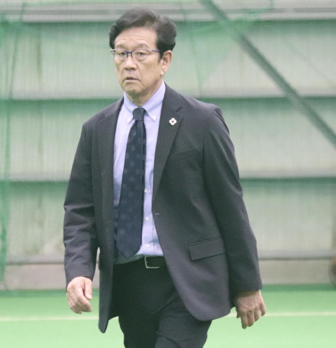 視察に訪れた日本ハム栗山CBO（撮影・黒須亮）