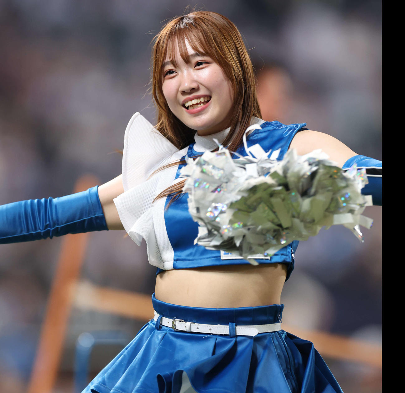 エスコンフィールドでパフォーマンスを行うファイターズガール南橋りお（2024年8月撮影）