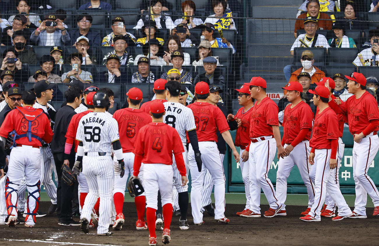 阪神対広島　8回裏阪神1死一、二塁、坂本の頭部への死球を巡り、ベンチを飛び出す阪神藤川監督（左から3人目）と広島新井監督（右端）（撮影・藤尾明華）
