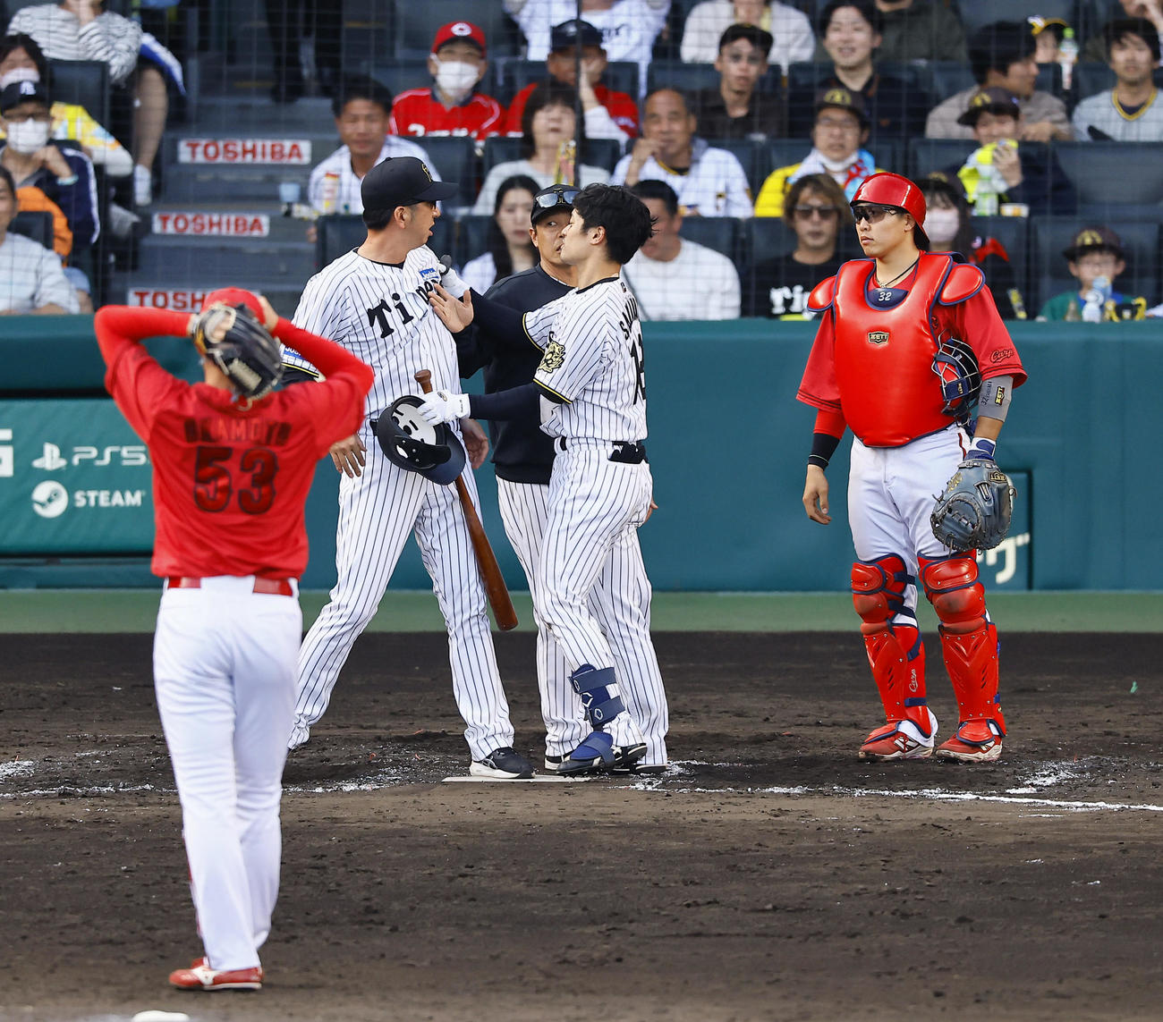 阪神対広島　8回裏阪神1死一、二塁、坂本の頭部への死球でベンチを飛び出す藤川監督（左から2人目）（撮影・藤尾明華）