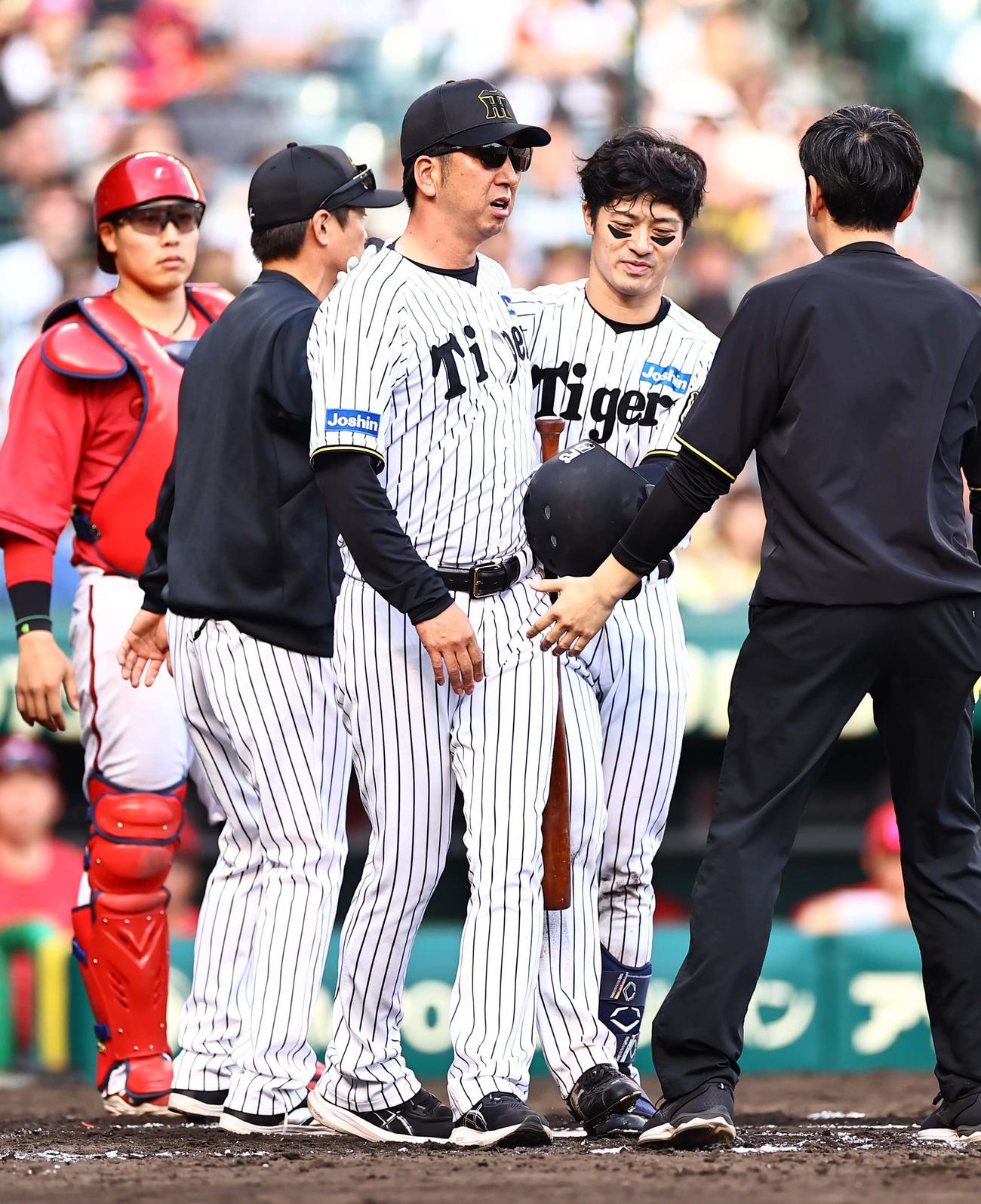 阪神対広島　8回裏阪神1死一、二塁、坂本（右から2人目）の死球でベンチを飛び出す藤川監督（撮影・上田博志）