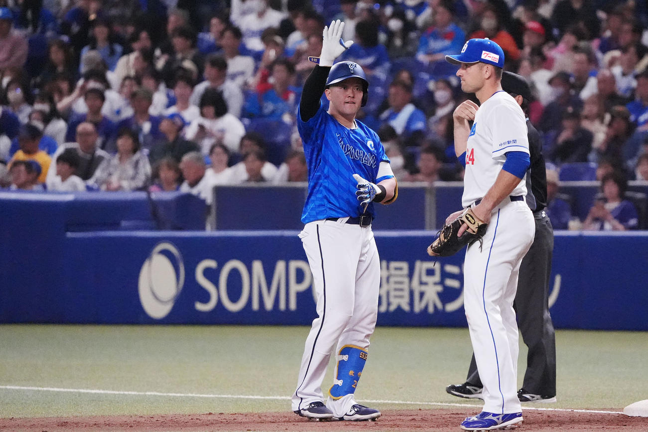 中日対DeNA 5回表DeNA無死、牧（左）は右前打を放ちベンチへアピールする（撮影・森本幸一）