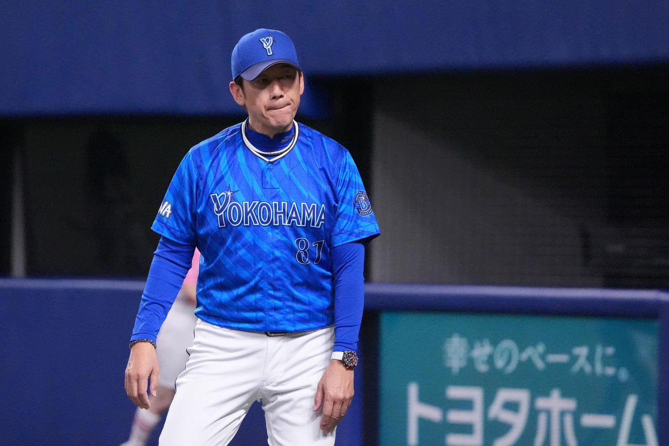 中日対DeNA 8回表終了、選手交代を告げる三浦監督（撮影・森本幸一）