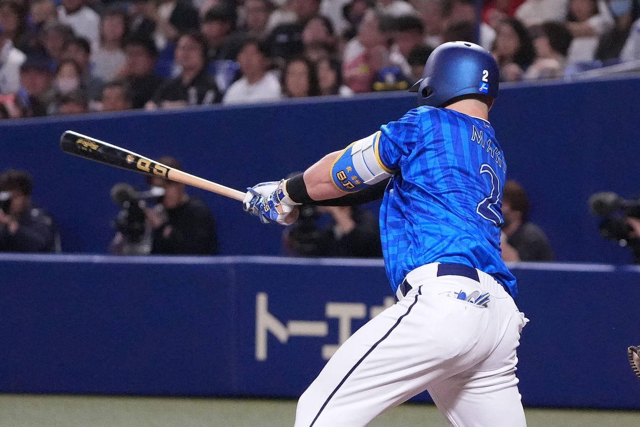 中日対DeNA 5回表DeNA無死、右前打を放つ牧（撮影・森本幸一）