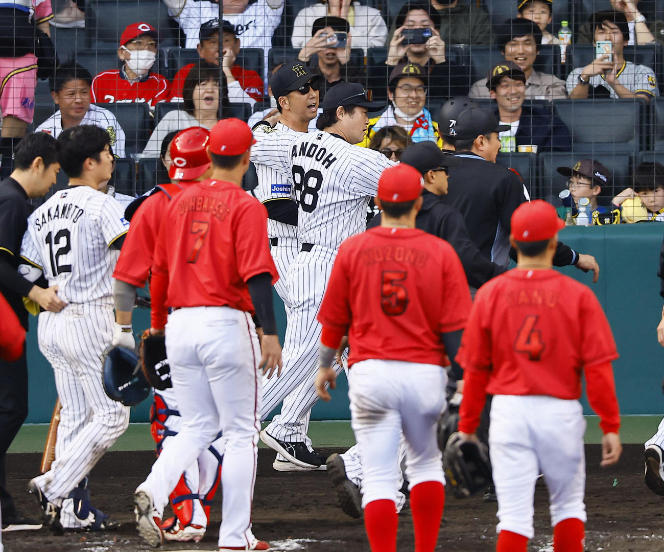 阪神対広島　8回裏阪神1死一、二塁、坂本（右）の頭部への死球でベンチを飛び出し止められる藤川監督（中央）（撮影・藤尾明華）