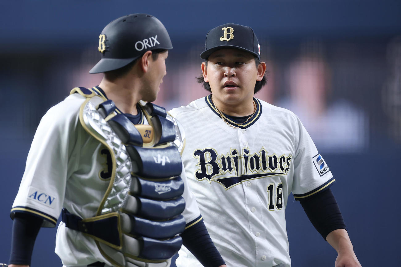 オリックス対日本ハム　1回表を投げ終え、オリックス福永（左）と言葉を交わしながらベンチへ戻る宮城（撮影・前田充）
