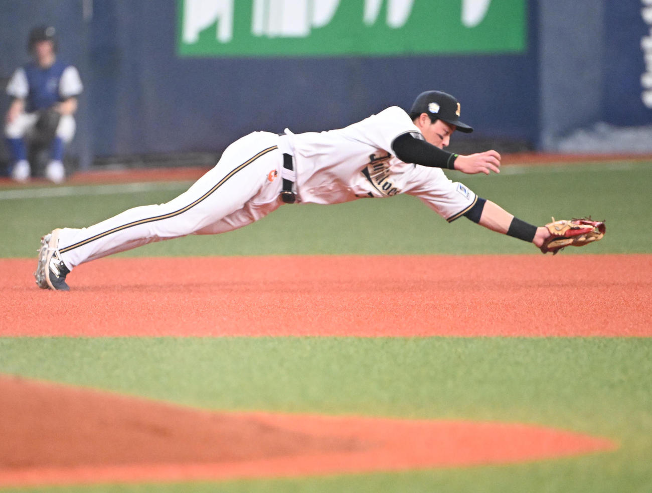 オリックス対日本ハム　3回表2死、松本剛の打球を好捕した三塁手広岡だが送球できず内野安打となる（撮影・和賀正仁）（撮影・和賀正仁）