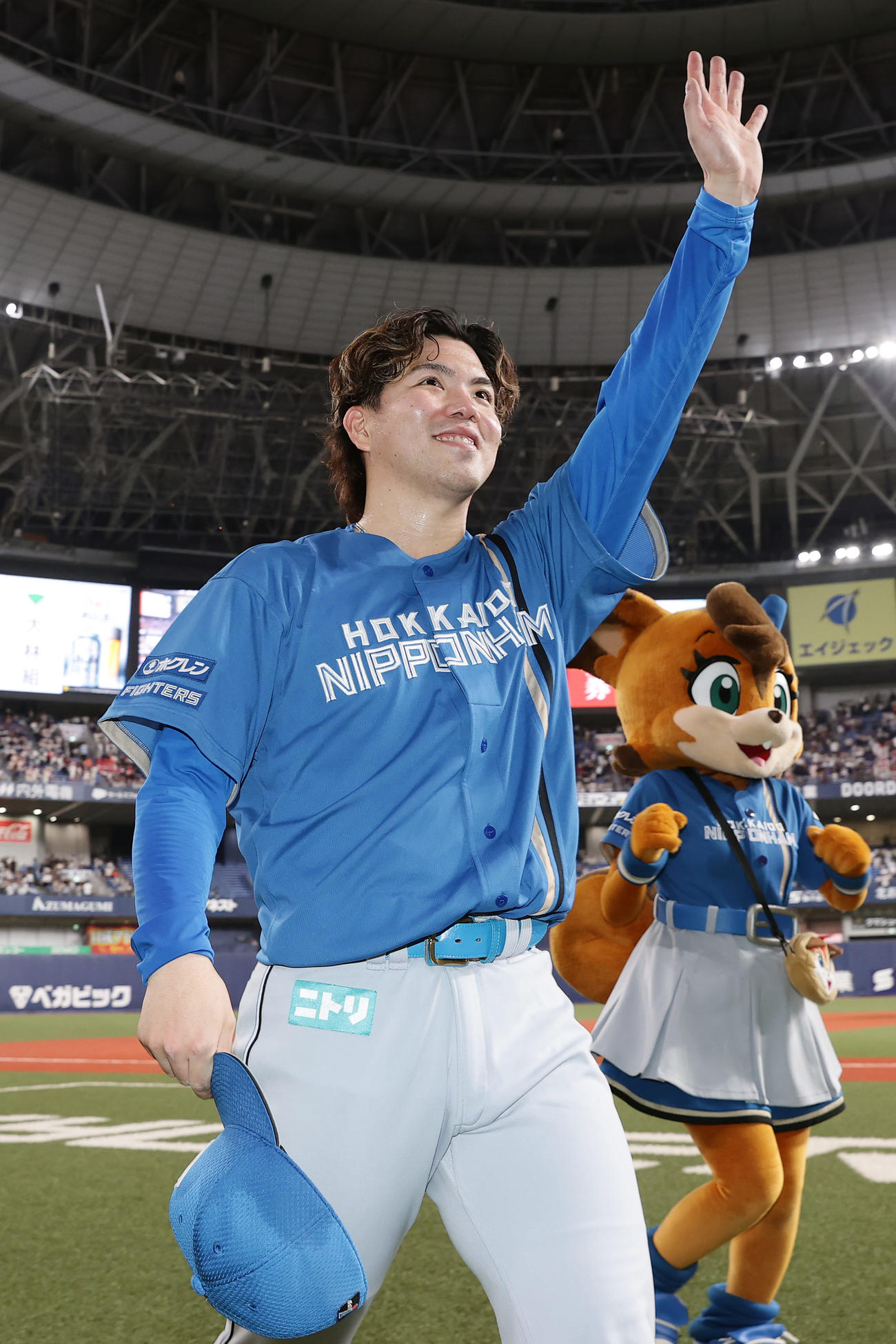 オリックス対日本ハム　完封勝利を挙げ、笑顔でファンに手を振る日本ハム金村（撮影・前田充）