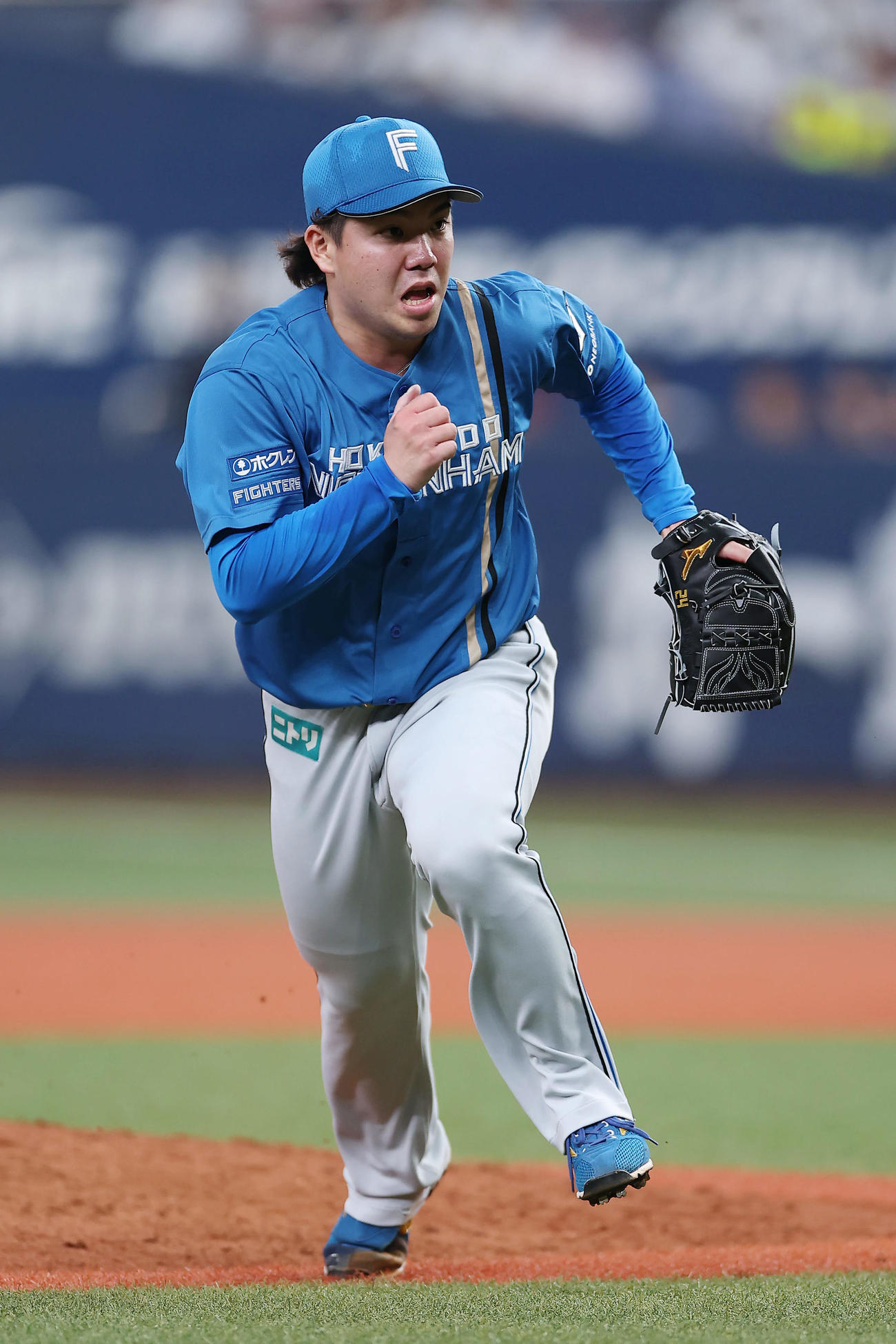 オリックス対日本ハム　8回裏オリックス2死、広岡の打球にダッシュする金村（撮影・前田充）