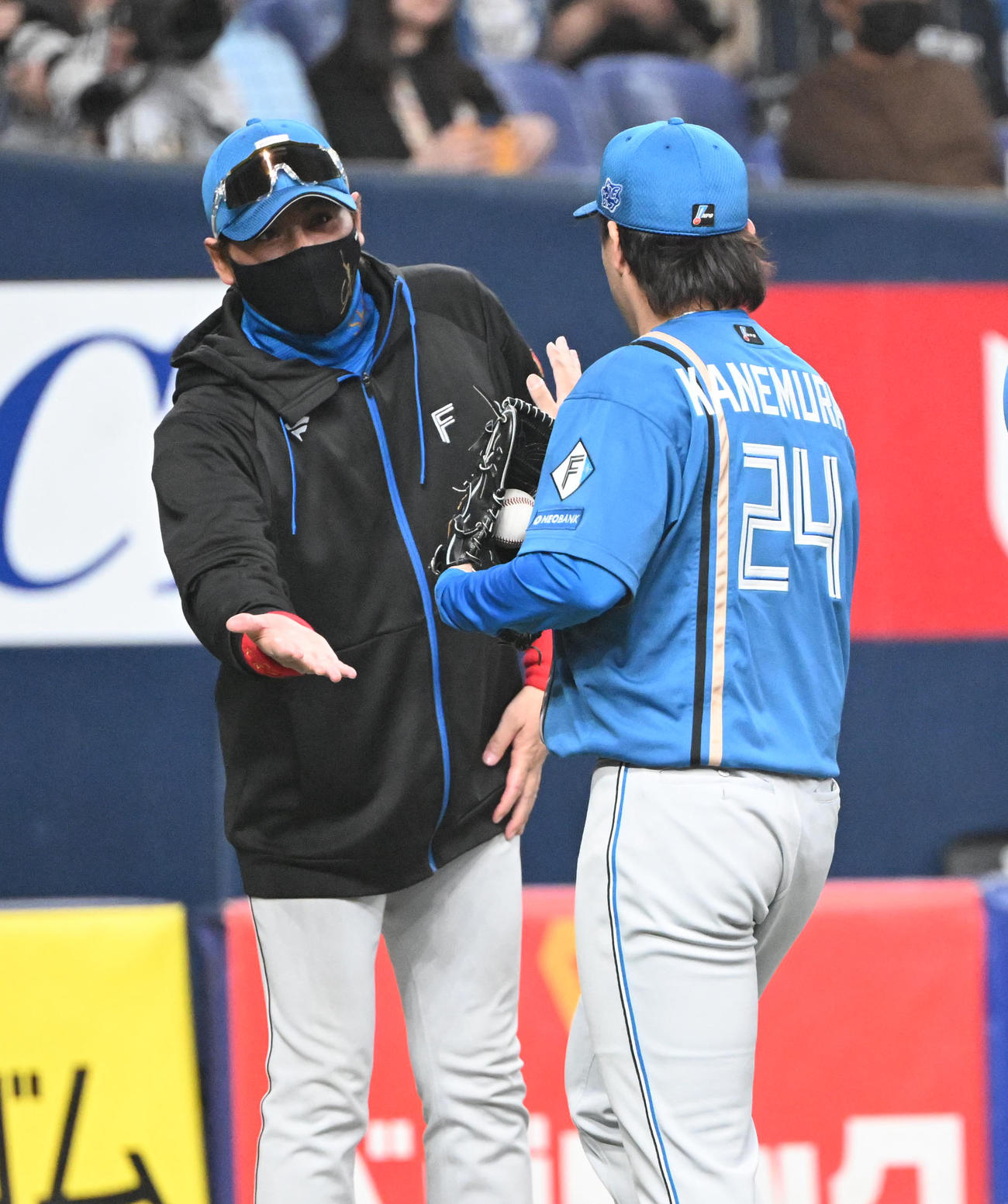 オリックス対日本ハム　完封勝利を飾った日本ハム金村（右）とタッチする日本ハム新庄監督（撮影・和賀正仁）