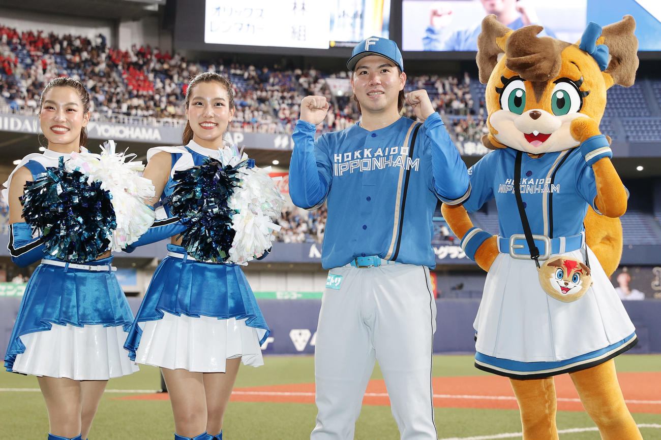 オリックス対日本ハム　完封勝利を挙げ、笑顔でガッツポーズする日本ハム金村（撮影・前田充）