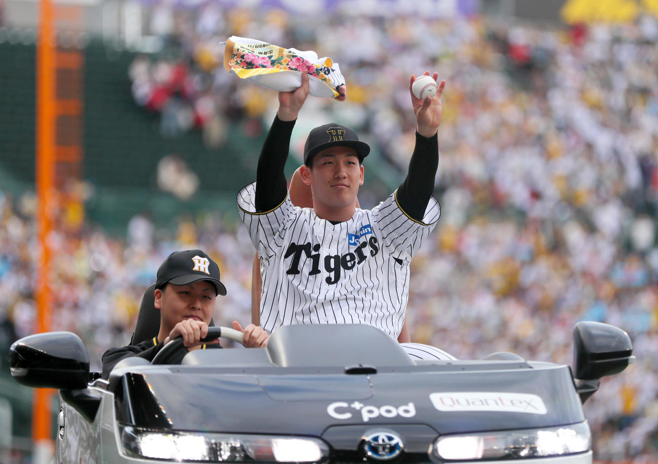 阪神対広島　初先発で初勝利を上げた阪神伊原はウイニングボール掲げる（撮影・上山淳一）