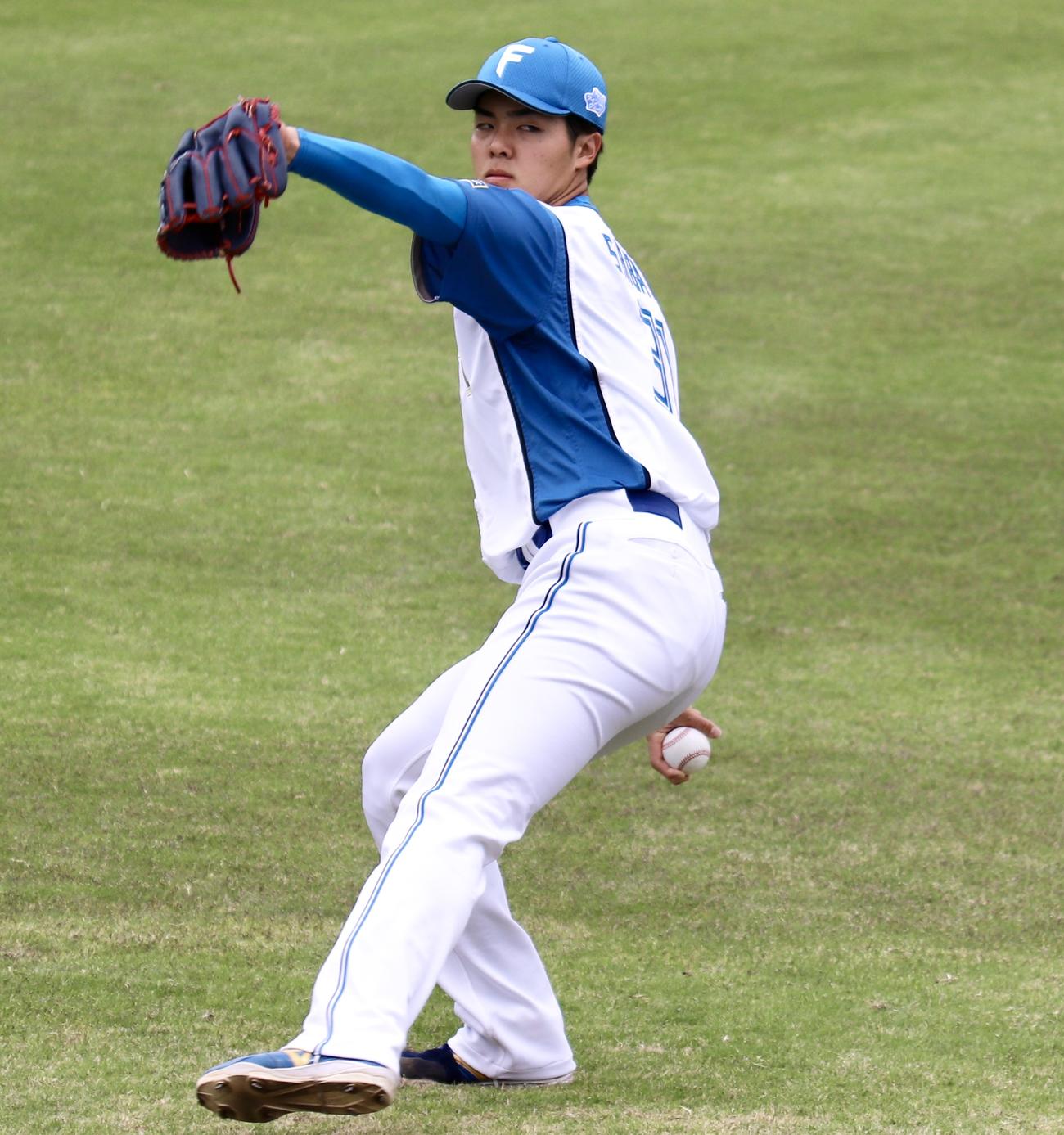 イースタン・リーグ　日本ハム対オイシックス　試合前にキャッチボールを行う日本ハム柴田（撮影・黒須亮）