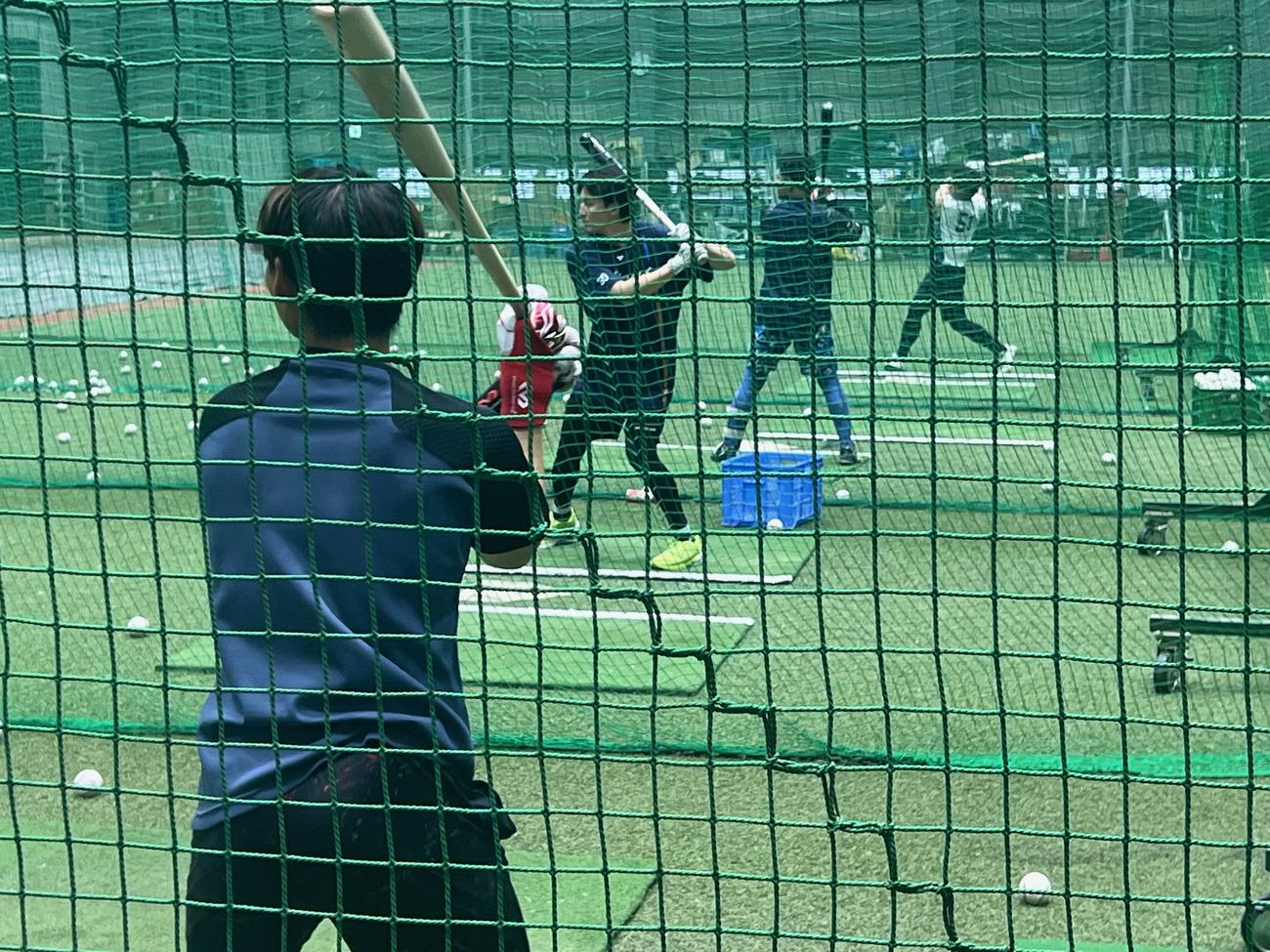 西武－ソフトバンク　敗戦後に室内練習場で打ち込む西武の若手選手たち（撮影・金子真仁）