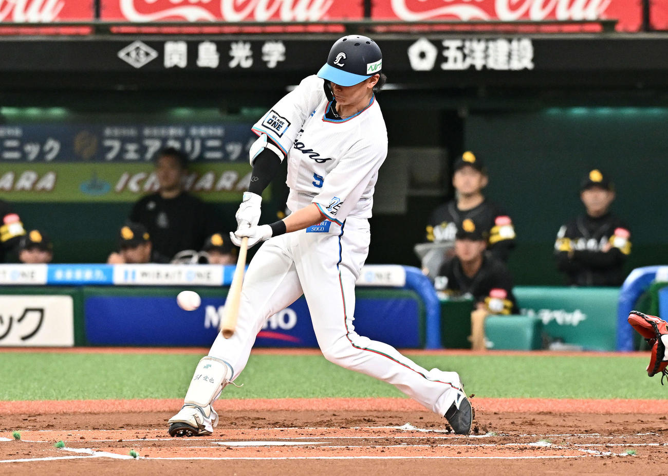 西武対ソフトバンク　1回裏西武無死、西川は右翼に二塁打を放つ（撮影・滝沢徹郎）