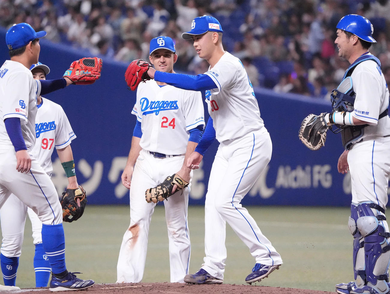 中日対DeNA　試合を締めナインとタッチを交わす松山（右から2人目）（撮影・森本幸一）