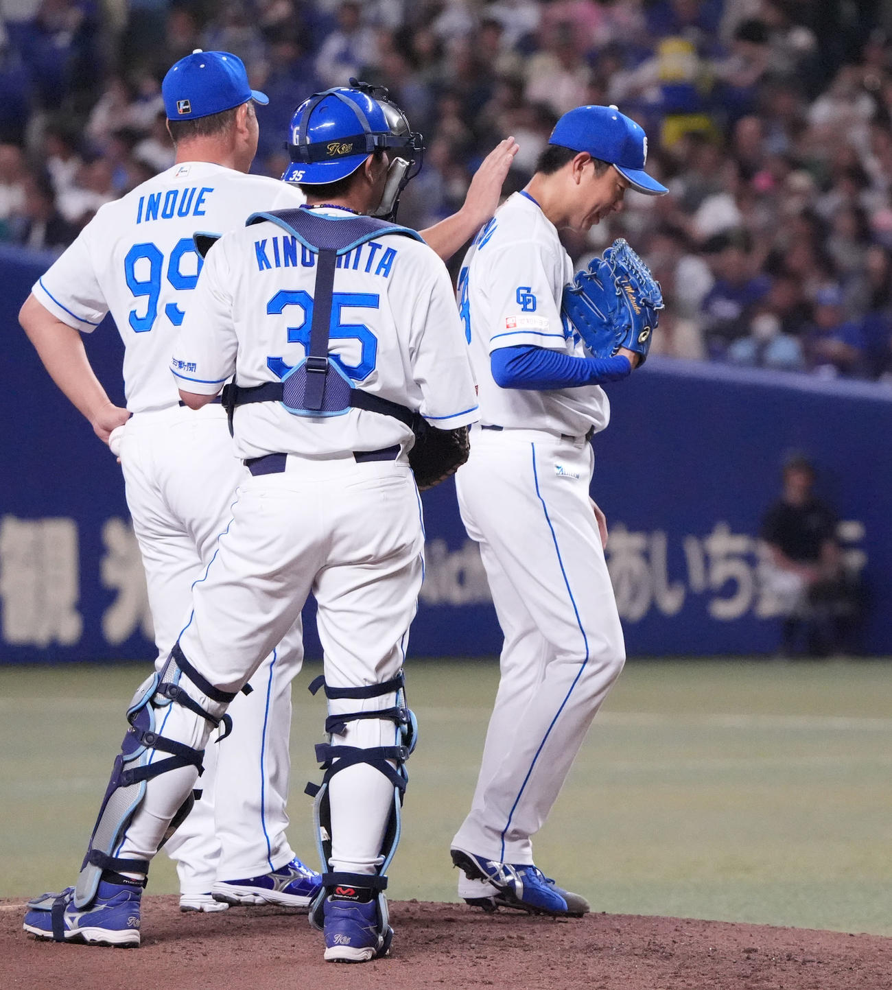 中日対DeNA 7回表DeNA1死一塁、松葉（右）はマウンドを降りる（撮影・森本幸一）